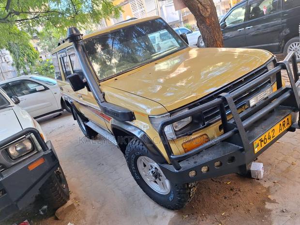 Toyota Land Cruiser Prado 2006 Yellow