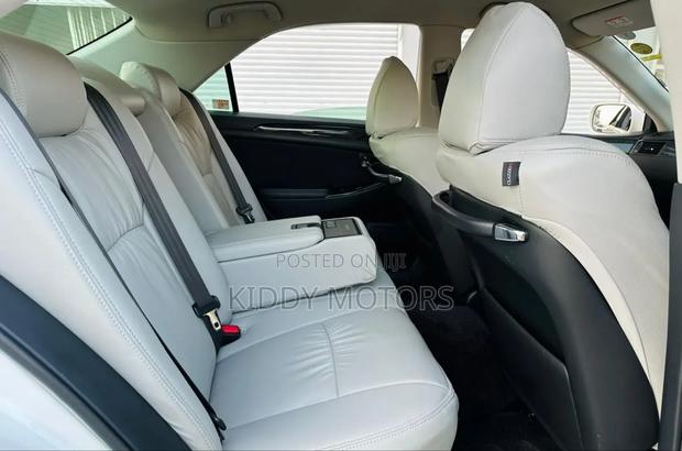 Toyota Crown Royale 2005 White
