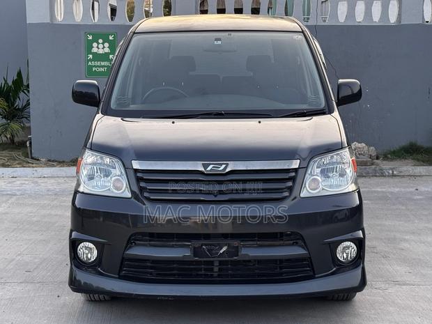 Toyota Noah 2004 Black