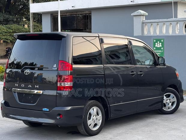 Toyota Noah 2004 Black