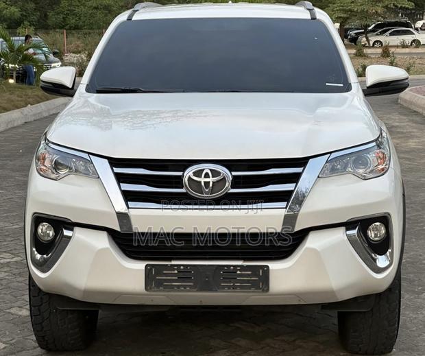 Toyota Fortuner 2.4 D RWD 2018 White