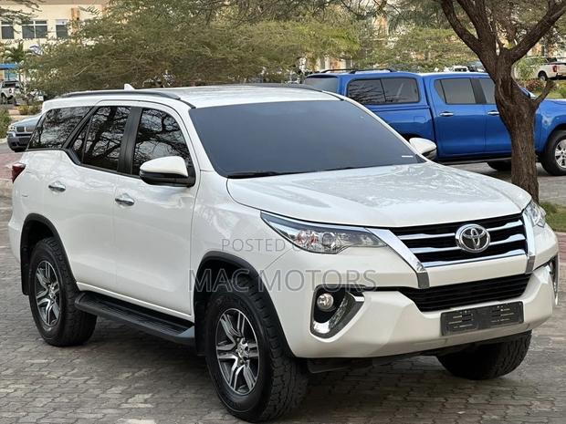 Toyota Fortuner 2.4 D RWD 2018 White