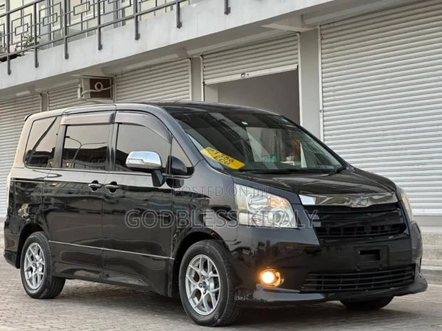 Toyota Noah 2.0 143hp AWD (7 Seater) 2008 Black