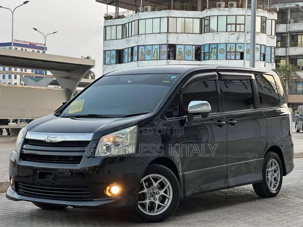 Toyota Noah 2.0 143hp AWD (7 Seater) 2008 Black