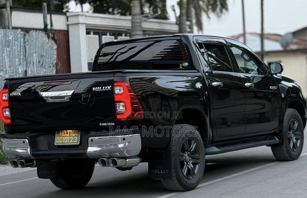 Toyota Hilux 2021 Black