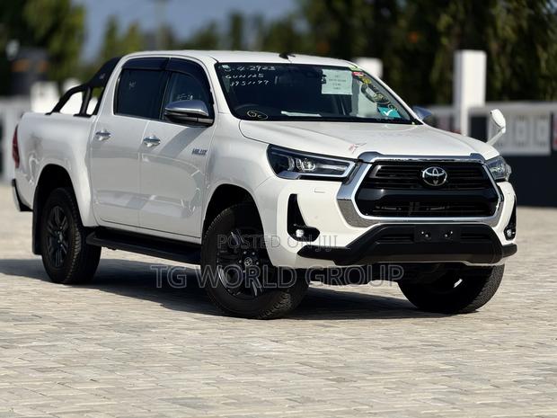 Toyota Hilux 2023 White