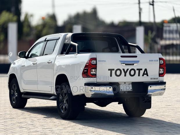 Toyota Hilux 2023 White