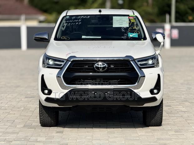 Toyota Hilux 2023 White