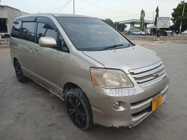 Toyota Noah 2.0 FWD (8 Seater) 2005 Gold
