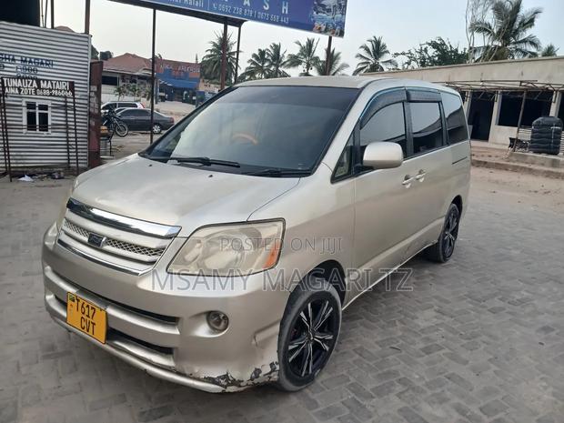 Toyota Noah 2.0 FWD (8 Seater) 2005 Gold