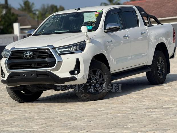 Toyota Hilux 2023 White