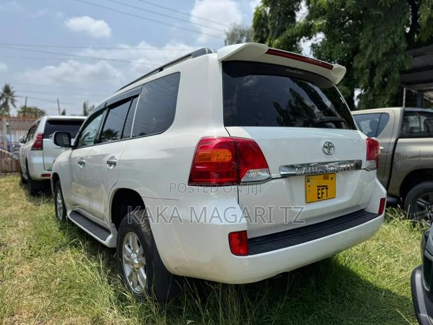 Toyota Land Cruiser 2010 White
