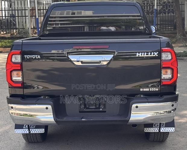 Toyota Hilux 2023 Matt Black