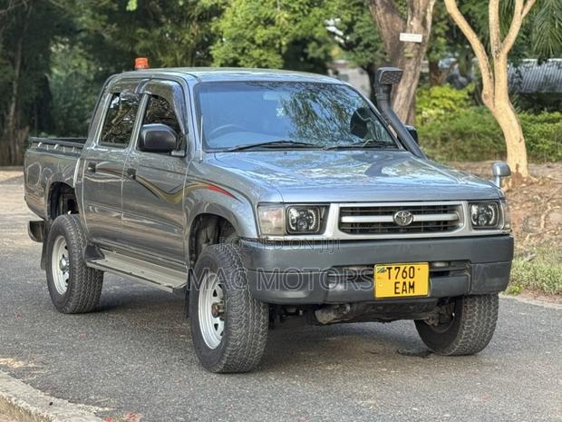 Toyota Hilux 2003 Gray