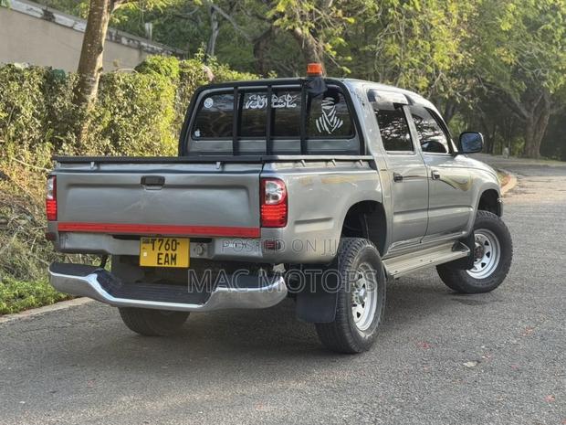 Toyota Hilux 2003 Gray