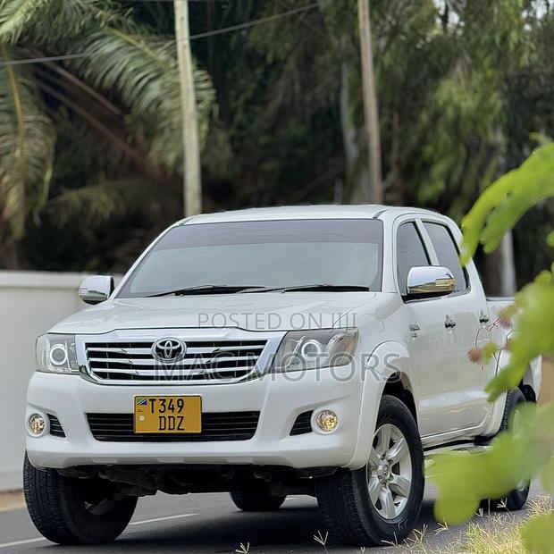 Toyota Hilux 2014 White