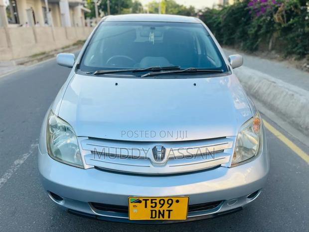 Toyota IST 2004 Silver