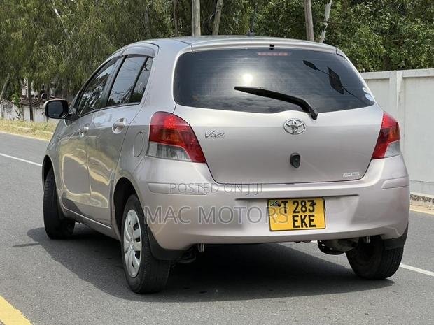 Toyota Vitz 2010 Silver