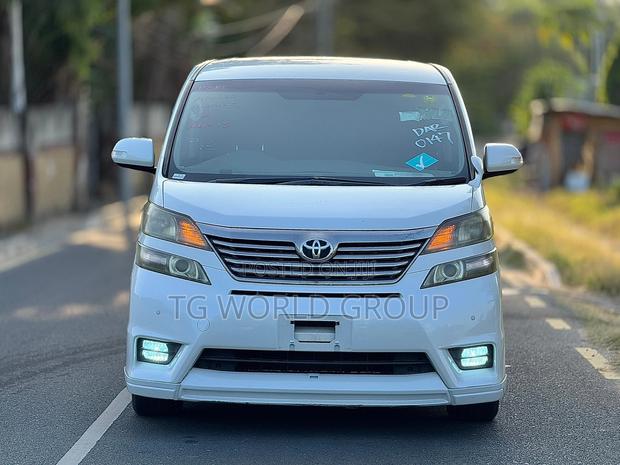 Toyota Vellfire 2010 White