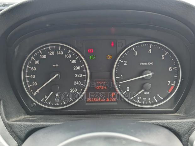 BMW 3 Series 320i RWD 2010 White