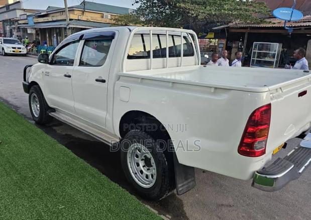 Toyota Hilux 2006 White