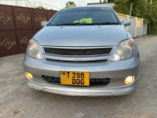 Toyota IST 2004 Silver