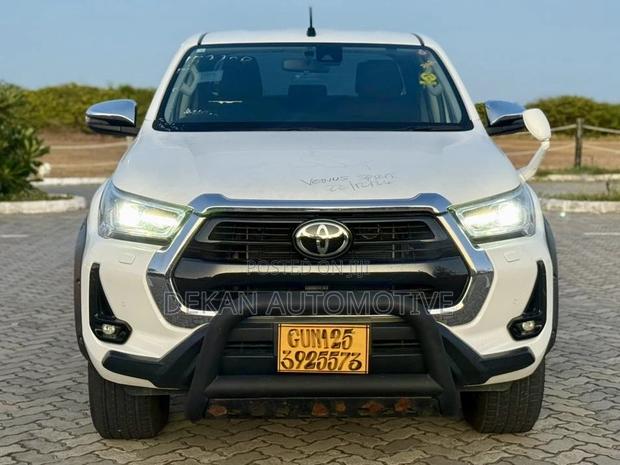 New Toyota Hilux 2022 White