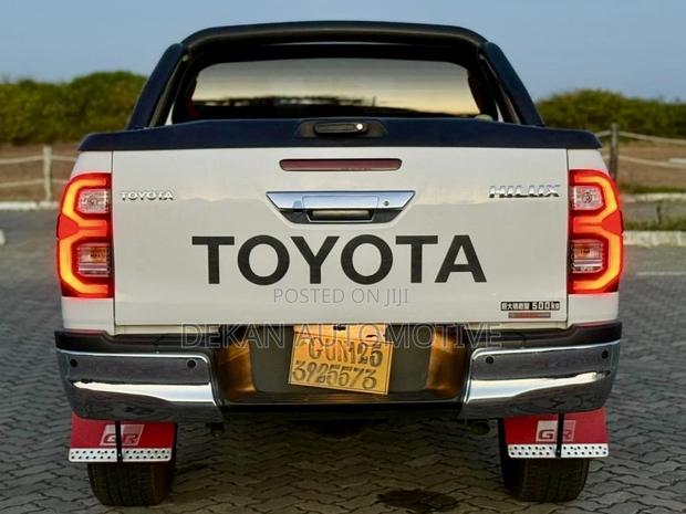 New Toyota Hilux 2022 White