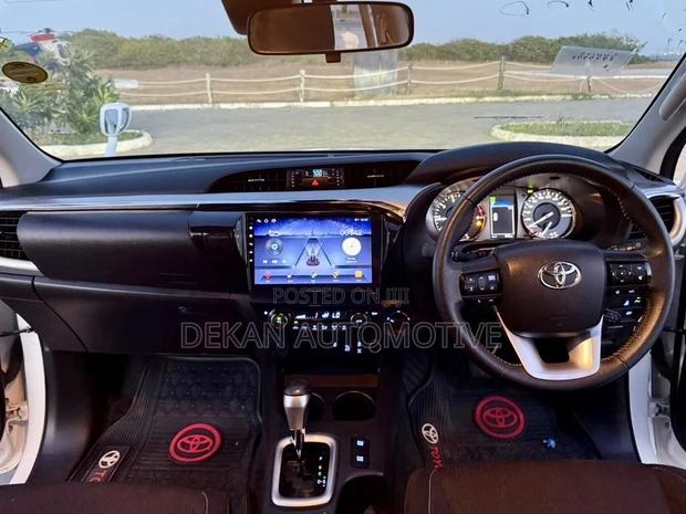 New Toyota Hilux 2022 White