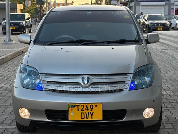 Toyota IST 2004 Gold