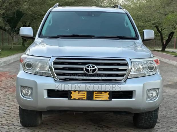 Toyota Land Cruiser 2010 White