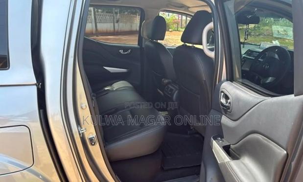 Nissan Navara 2017 Silver