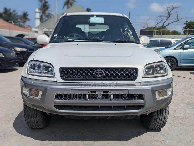 Toyota RAV4 Base 4x4 1999 White