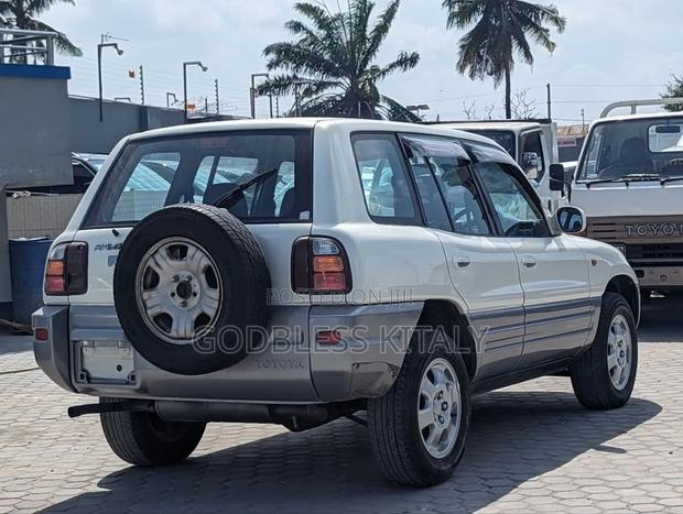 Toyota RAV4 Base 4x4 1999 White