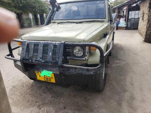 Toyota Land Cruiser 2004 Gold