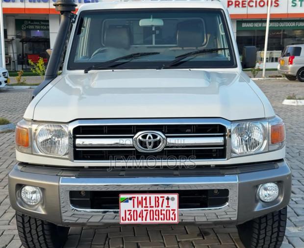 Toyota Land Cruiser 2018 White