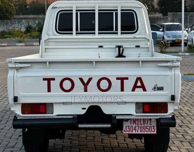 Toyota Land Cruiser 2018 White