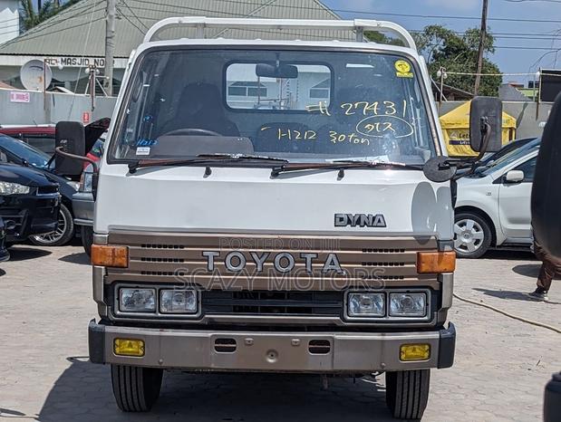 Toyota Dyna 1995 White