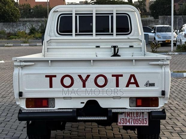 Toyota Land Cruiser 2018 White