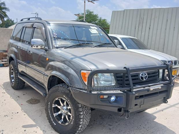 Toyota Land Cruiser HDJ 100 2001 Gray