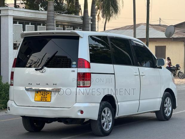 Toyota Noah 2005 White