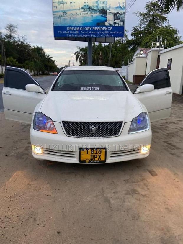 Toyota Crown Royale 2005 White