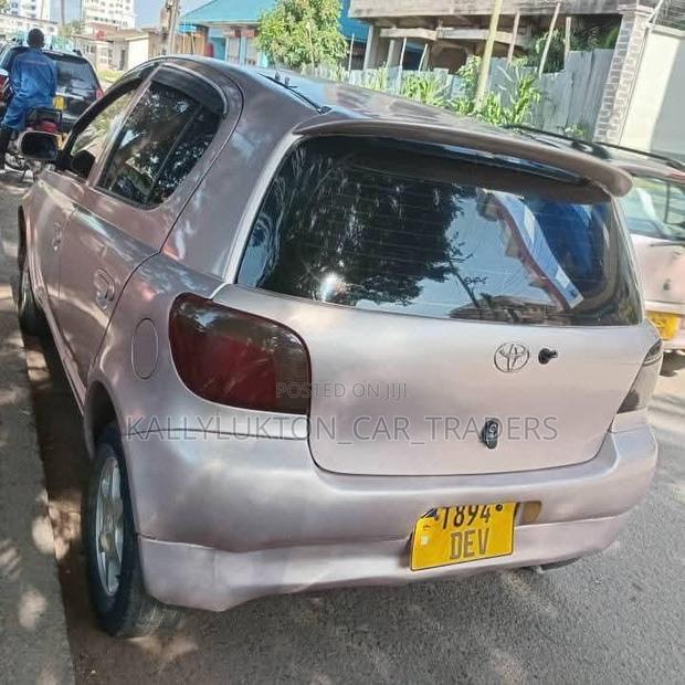 Toyota Vitz 2004 Silver