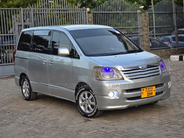 Toyota Noah 2003 Silver