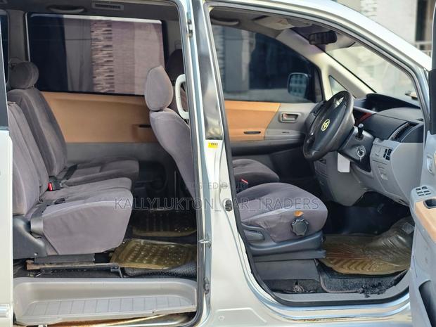 Toyota Noah 2003 Silver