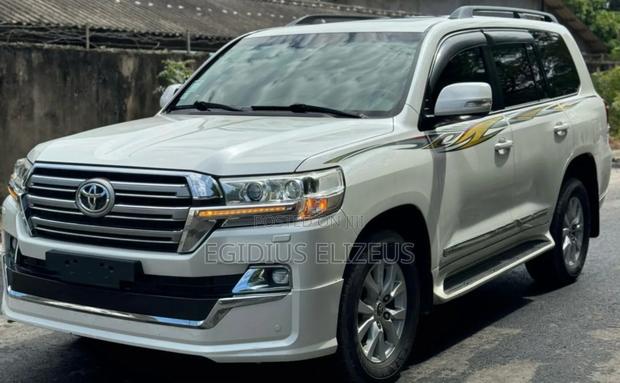 Toyota Land Cruiser 2017 White