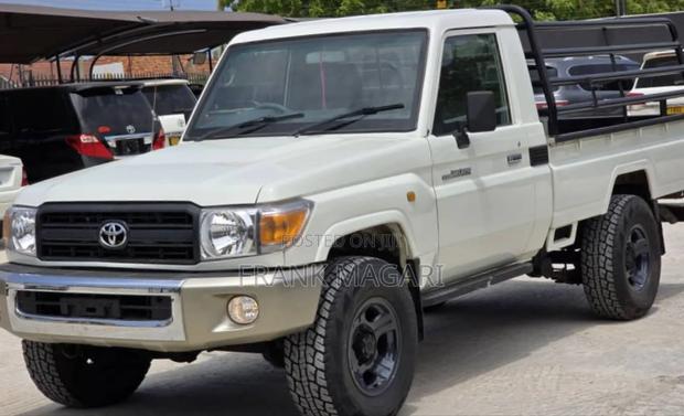 Toyota Land Cruiser 2011 White