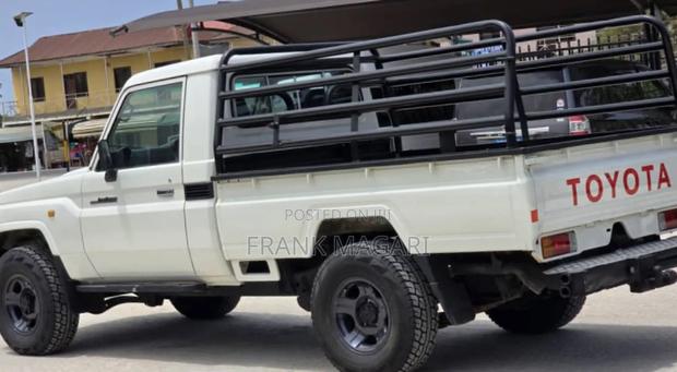 Toyota Land Cruiser 2011 White