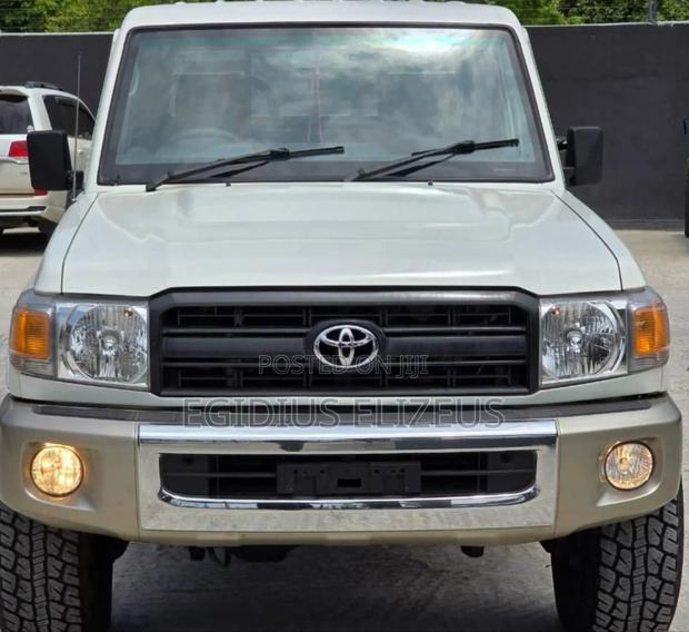 Toyota Land Cruiser 2011 White
