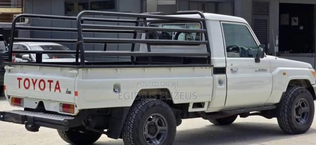Toyota Land Cruiser 2011 White
